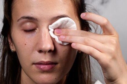 How to Properly Clean Your Eyelids to Prevent Infections and Irritations